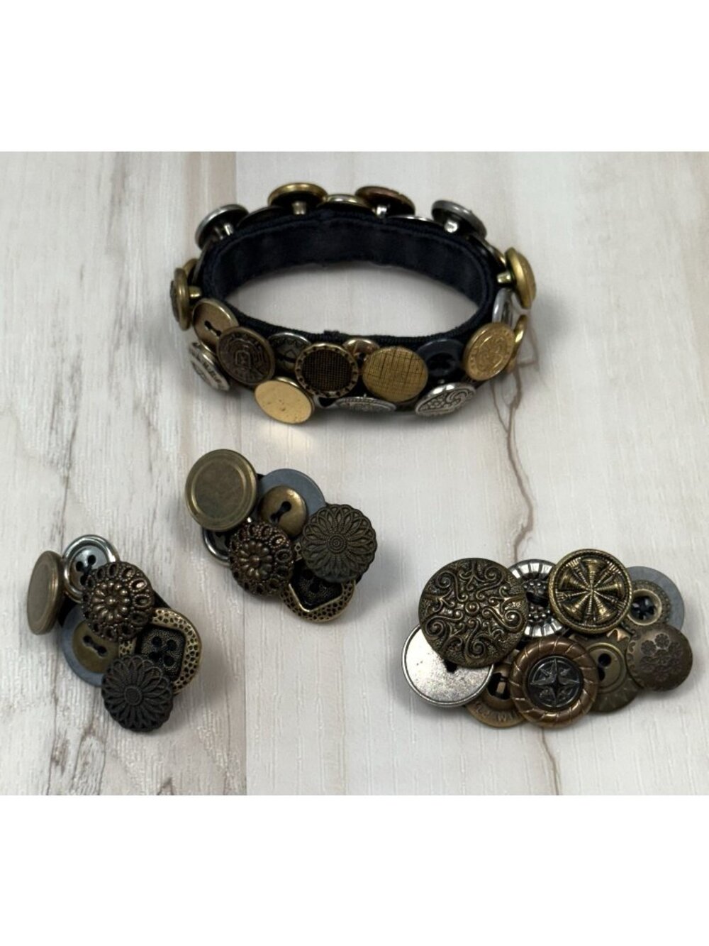 VTG 4pc Button JEWELRY SET Stretch Bracelet Pierced Stud Earrings Brooch EUC